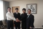 左から長友調布市長、水谷隼、中澤さえ、福田団長